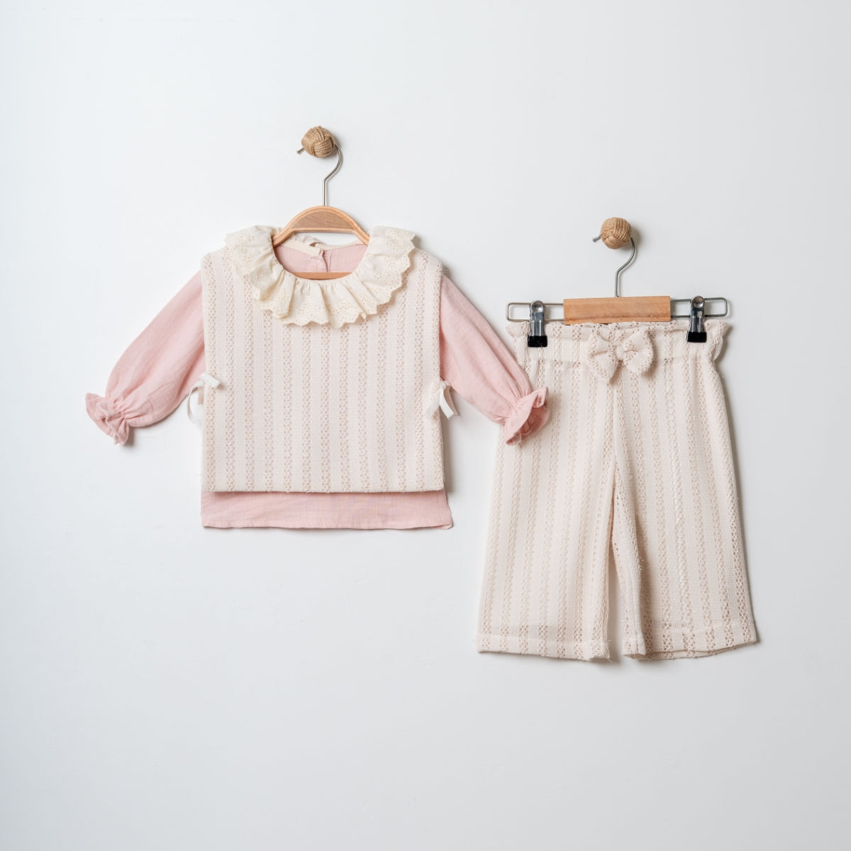 Mädchen Zweiteiler Set – Bluse mit Rüschenkragen & Spitzenshorts in Creme-Rosa