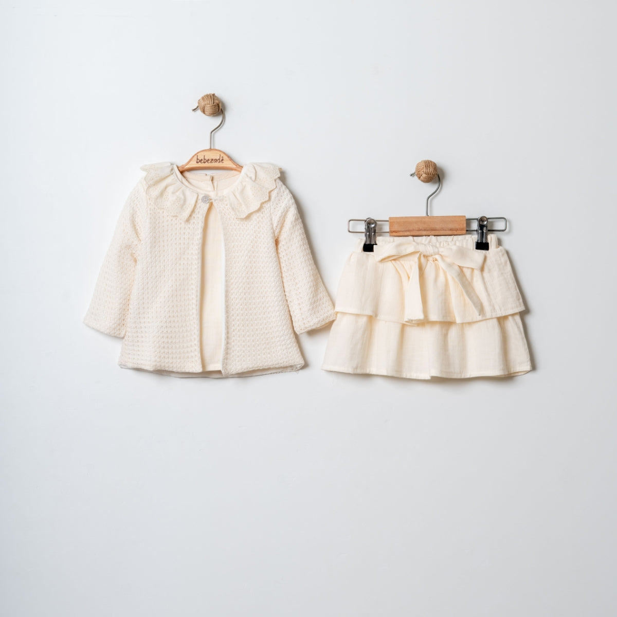 Mädchen Set – Rüschenrock & Jacke in Creme mit verspieltem Kragen