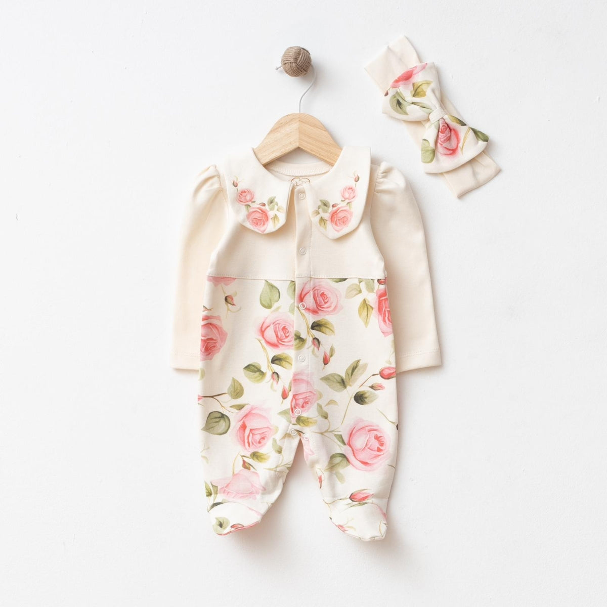 Babystrampler Rosenmuster Haarband