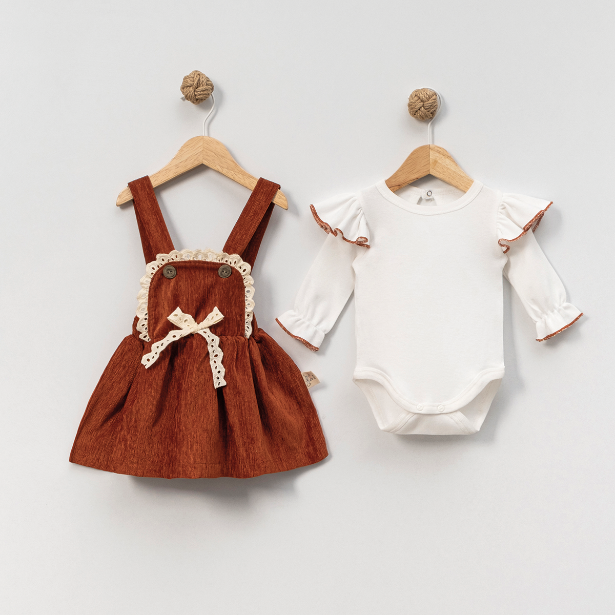 Baby Outfit 2-teilig – Latzkleid & Body in Rostbraun mit Spitze