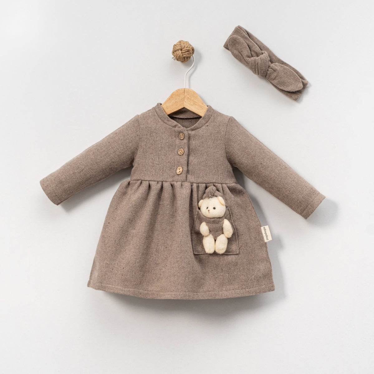 Baby Kleid 2-teilig – Taupe Kleid mit Kuschelteddy & Haarband