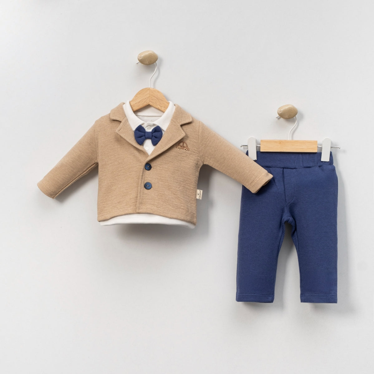Baby Outfit 3-teilig – Beige Sakko mit Schleife & Dunkelblauer Hose