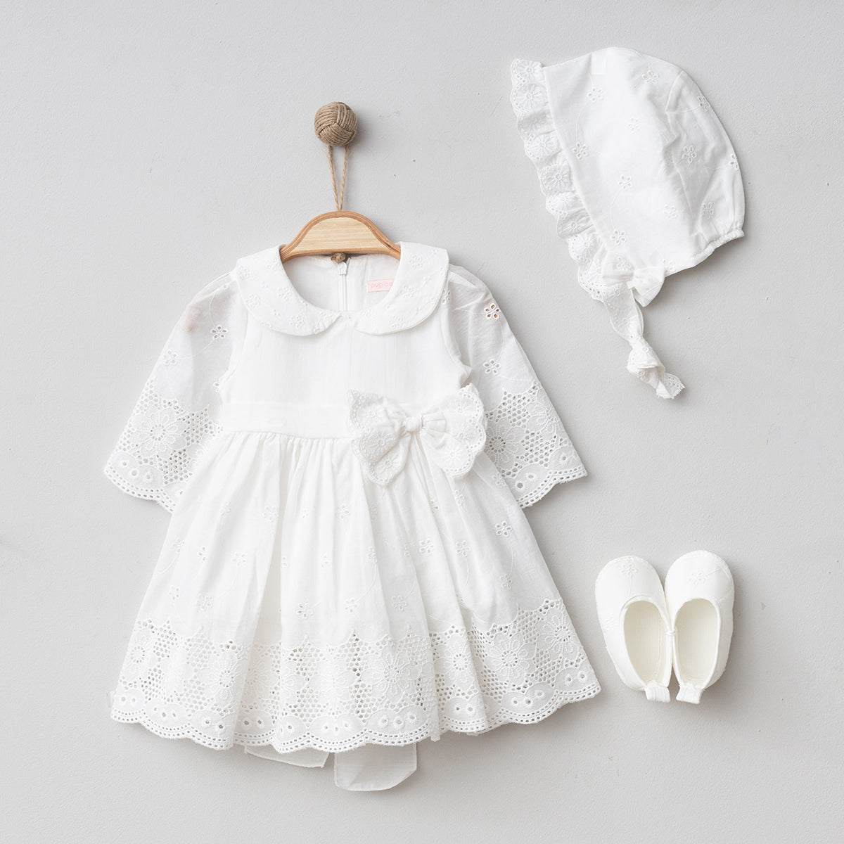Elegantes 4-teiliges Baby Mädchen Kleid Set in Weiß | Festliches Spitzenkleid