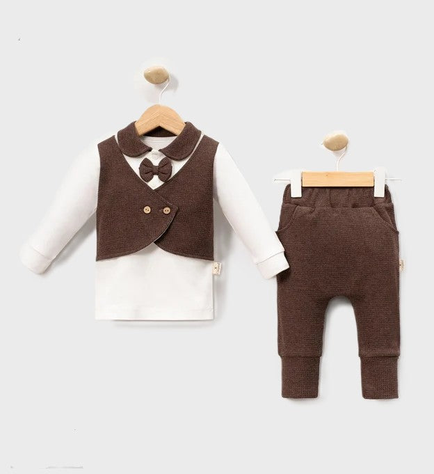 Baby 2-teiliges Outfit – Shirt mit angenähter Weste & Fliege + Hose