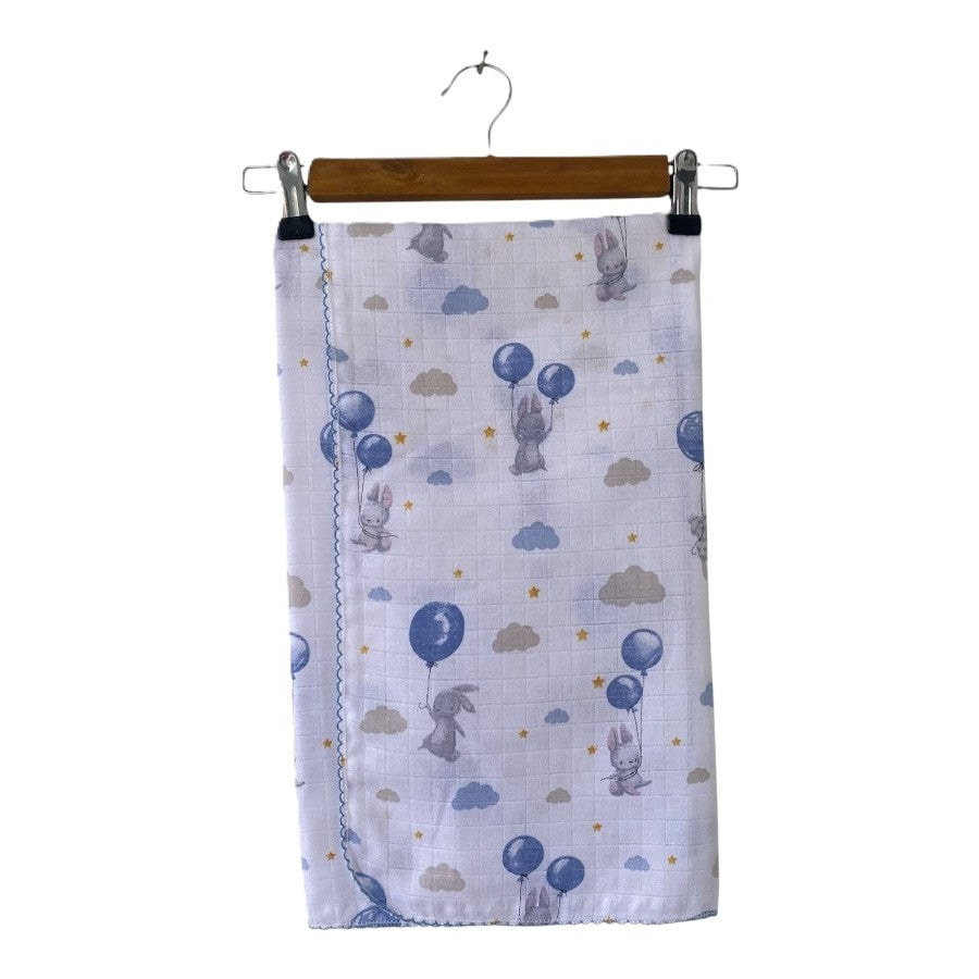 Musselin Tuch für Babyjungs – Weiches Mulltuch mit blauem Hasenmotiv 💙