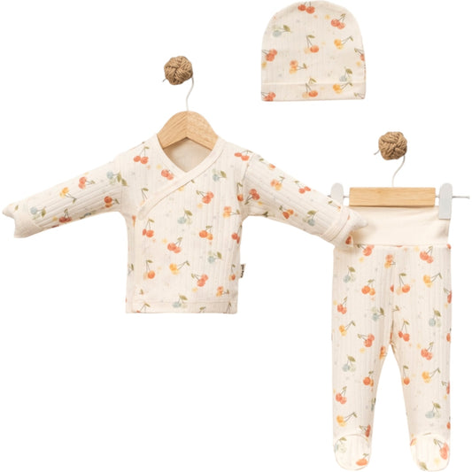 Baby 3-teiliges Set – Wickelshirt, Hose & Mütze mit Kirschmuster | 0–3 Monate