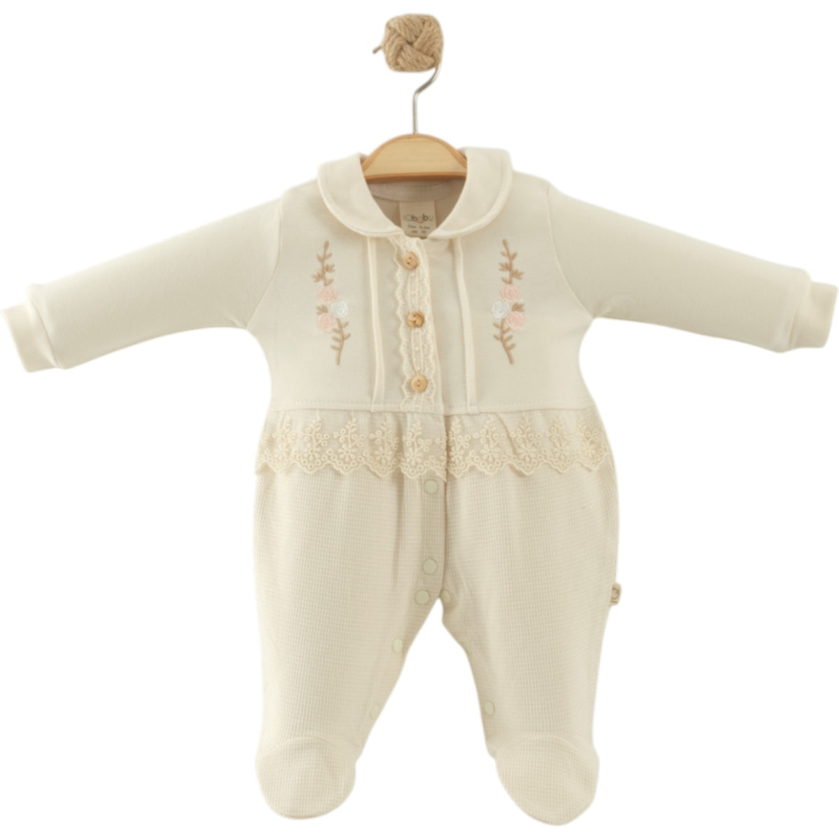 Elegance Strampler – Cremefarbenes Baby Outfit mit Stickerei & Spitze