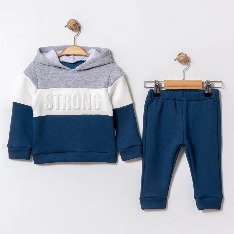 2-teiliges Baby Jungen Jogginganzug Set – „STRONG“ Hoodie & Hose, in 2 Farben