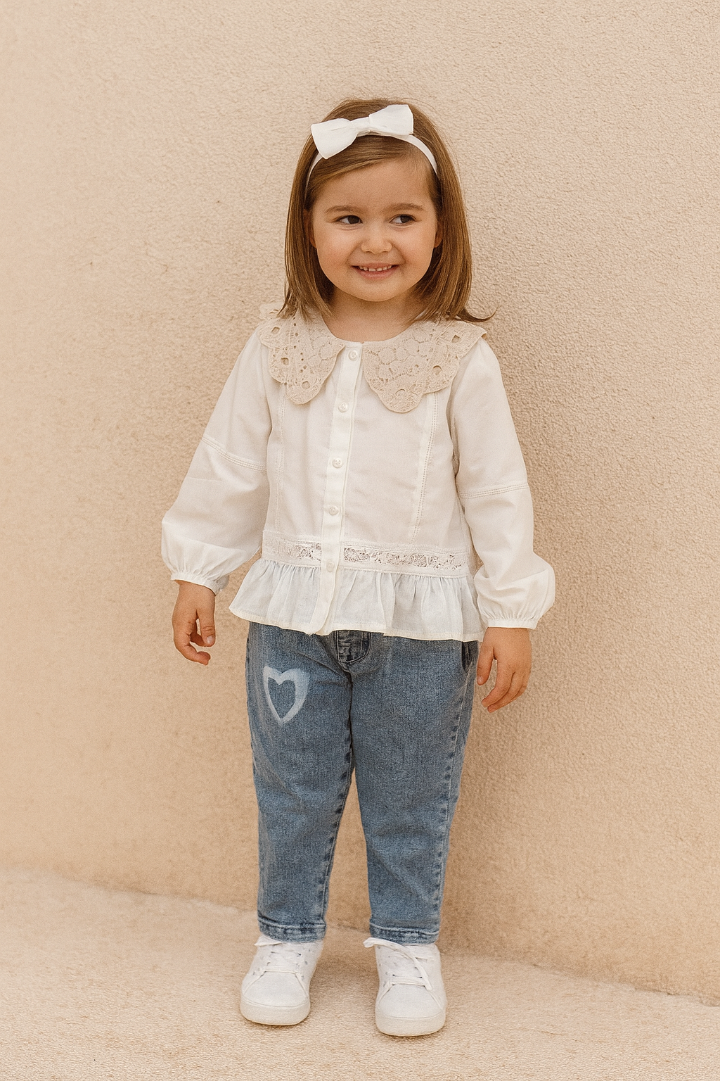 2-teiliges Mädchen Outfit – Bluse mit Spitze & Jeans mit Herz-Print