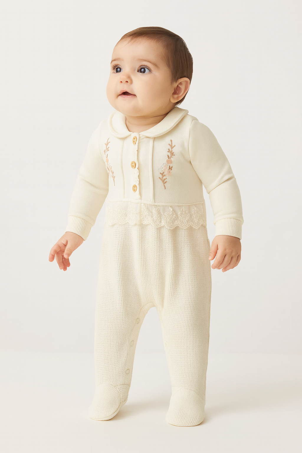 Elegance Strampler – Cremefarbenes Baby Outfit mit Stickerei & Spitze