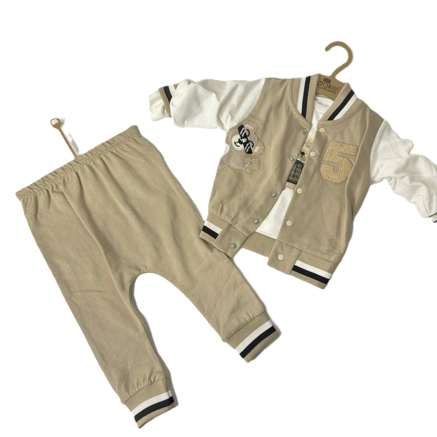 3-teiliges Baby Outfit im College Look – Jacke, Shirt & Hose in Beige