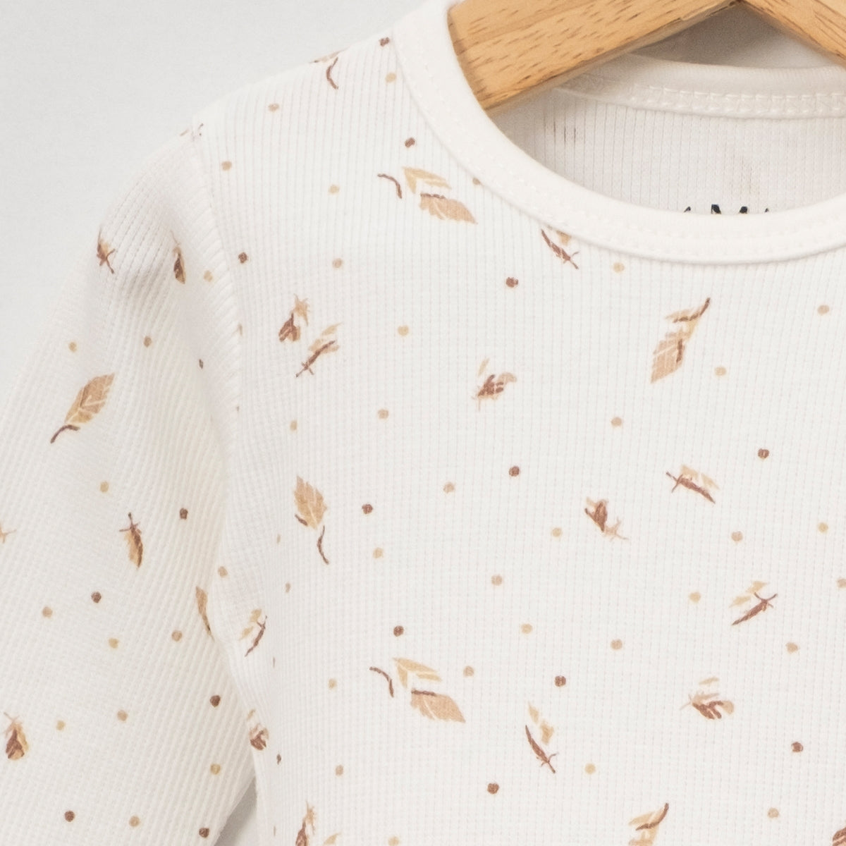Unisex Baby Erstausstattungs-Set mit Decke | 7-teilig | Naturfarben & zartes Blattmuster