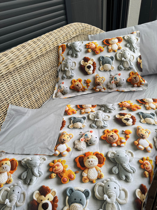 Kinder Bettwäsche Set 4-teilig – Safari Tiere in 3D Optik, 100% Baumwolle, Grau & Bunt