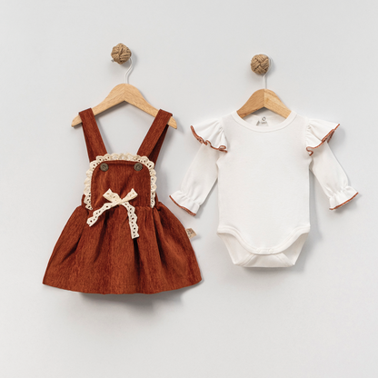 Baby Outfit 2-teilig – Latzkleid & Body in Rostbraun mit Spitze
