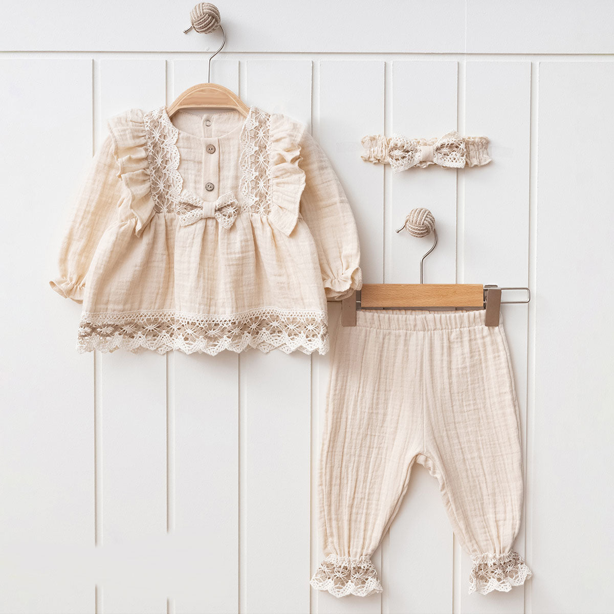 3-teiliges Baby Mädchen Set aus Musselin | Bluse, Hose & Haarband
