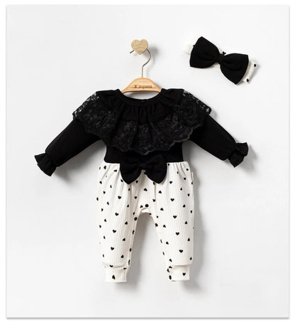 3-teiliges Baby Mädchen Set – Jumpsuit mit Spitze, Herzchenhose & Schleifen-Haarband