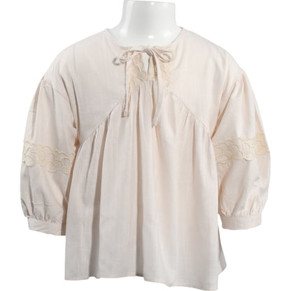 Zarte Mädchenbluse in Creme – verspieltes Design mit Spitze