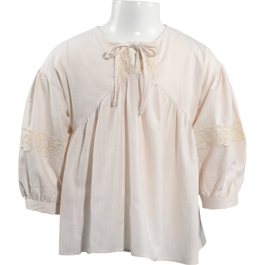 Zarte Mädchenbluse in Creme – verspieltes Design mit Spitze