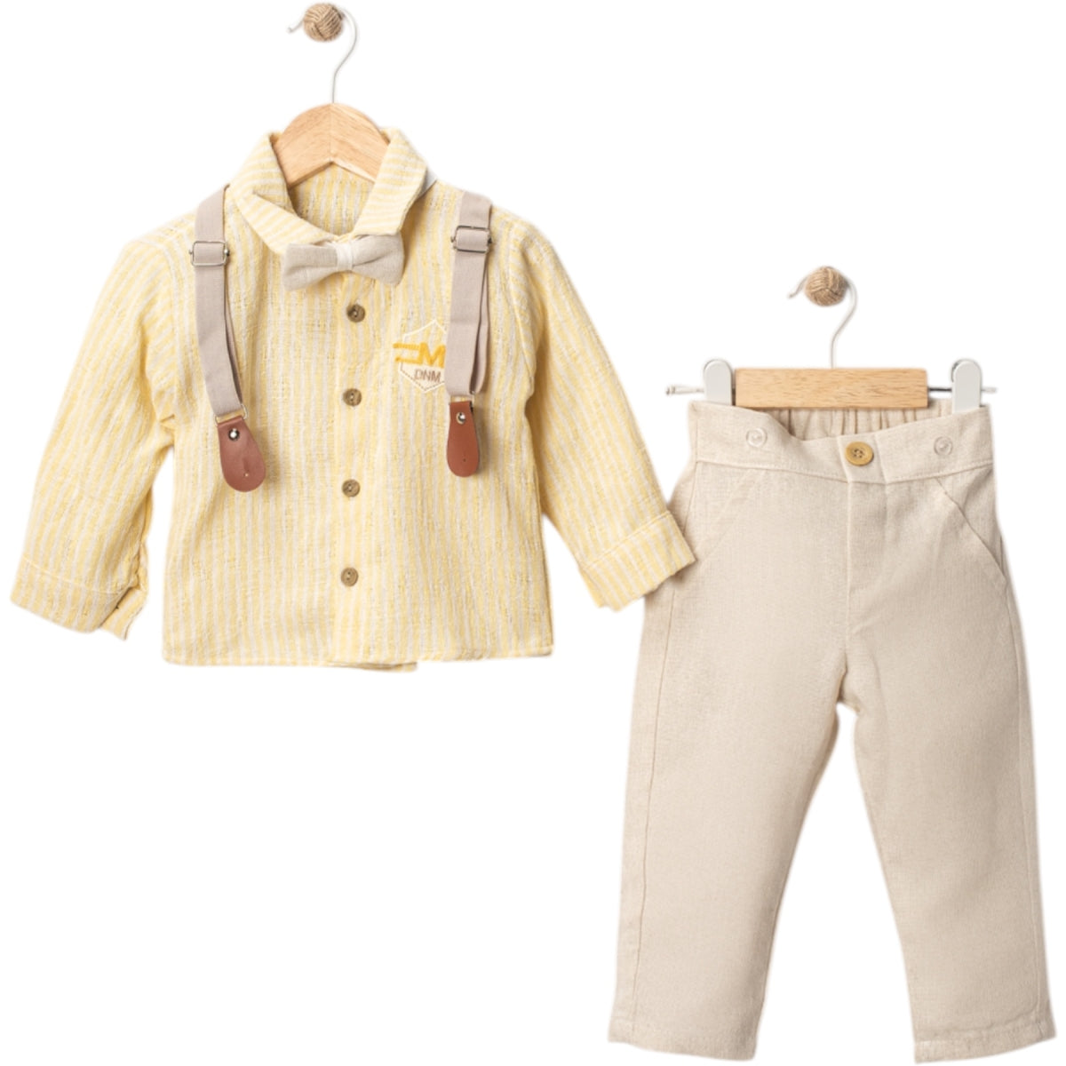 Elegantes 4-teiliges Jungen-Outfit mit Fliege, Hemd, Hosenträgern und Hose