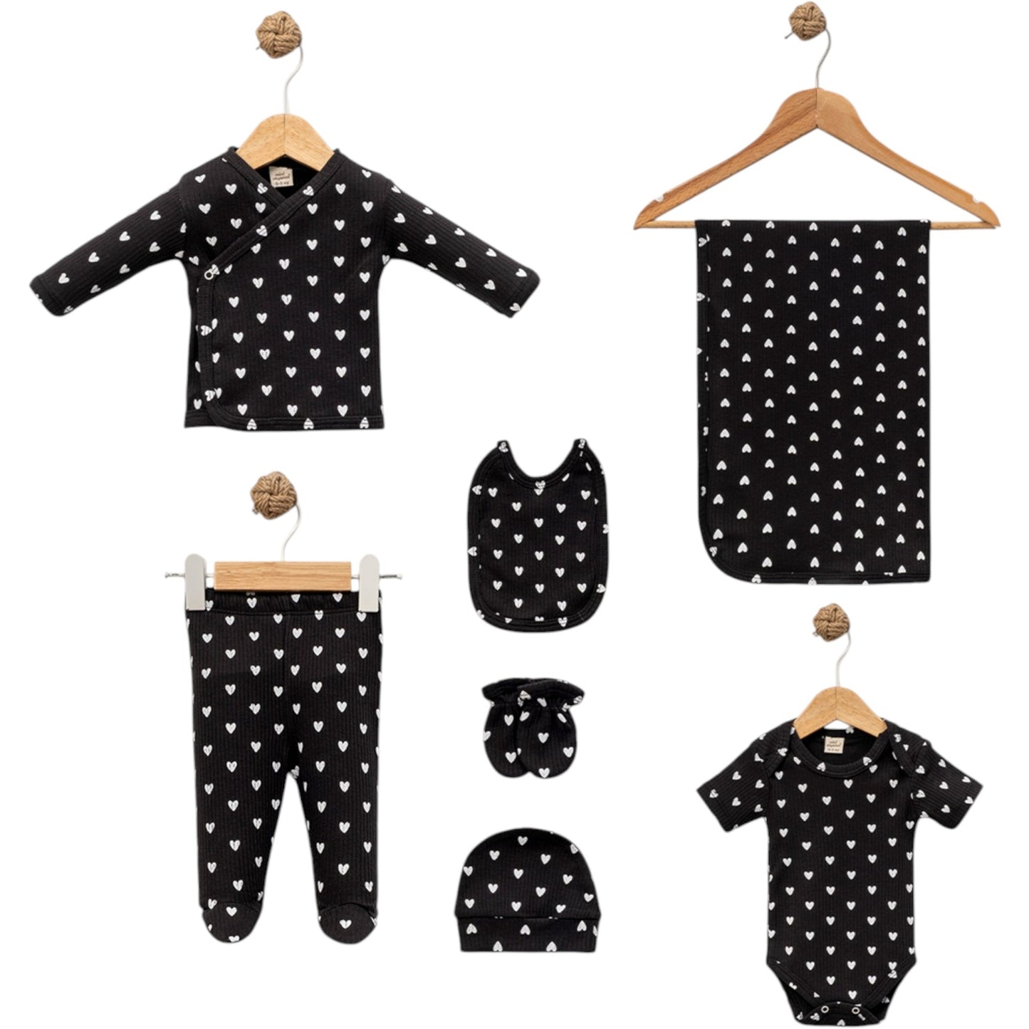 Baby Erstlings-Set Schwarz mit weißen Herzen – 6-teilig (Body, Hose, Wickelshirt, Mütze, Handschuhe, Lätzchen, Decke)