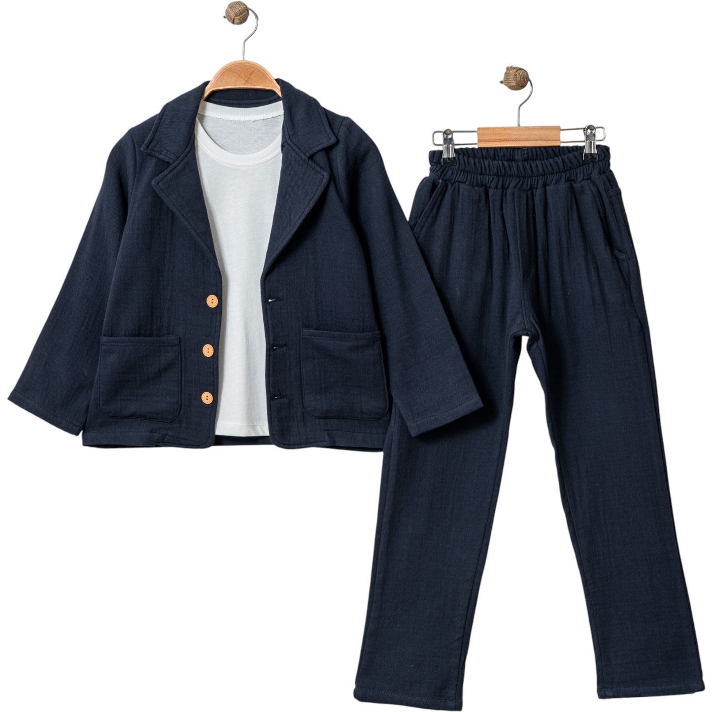 Dreiteiliges Jungen-Set mit Sakko, Sweatshirt & Hose – in zwei Farben erhältlich
