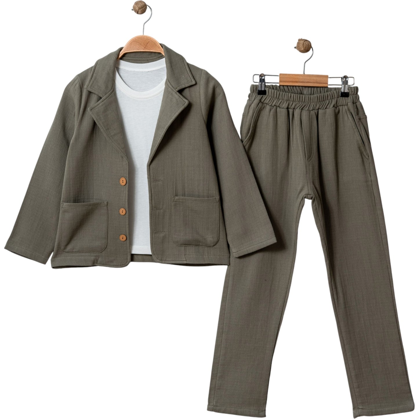 Dreiteiliges Jungen-Set mit Sakko, Sweatshirt & Hose – in zwei Farben erhältlich