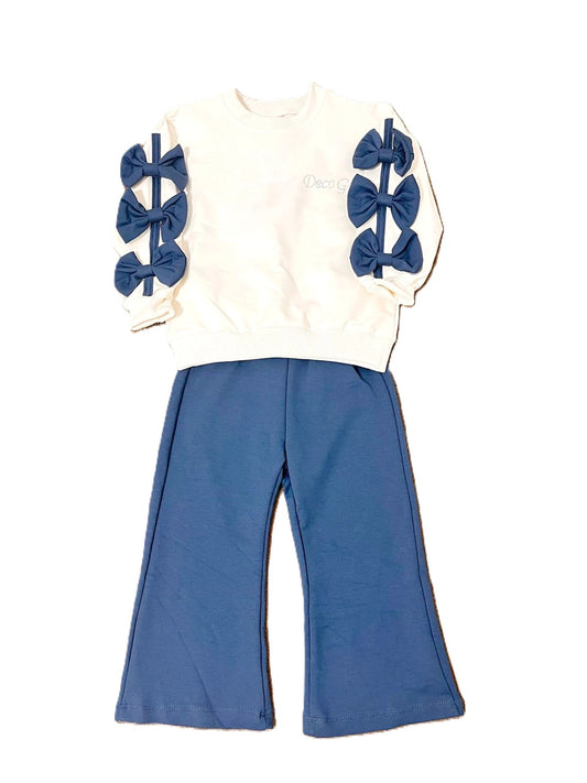 Zweiteiliges Mädchen-Outfit mit Schleifenpullover & Schlaghose – stylisch & bequem