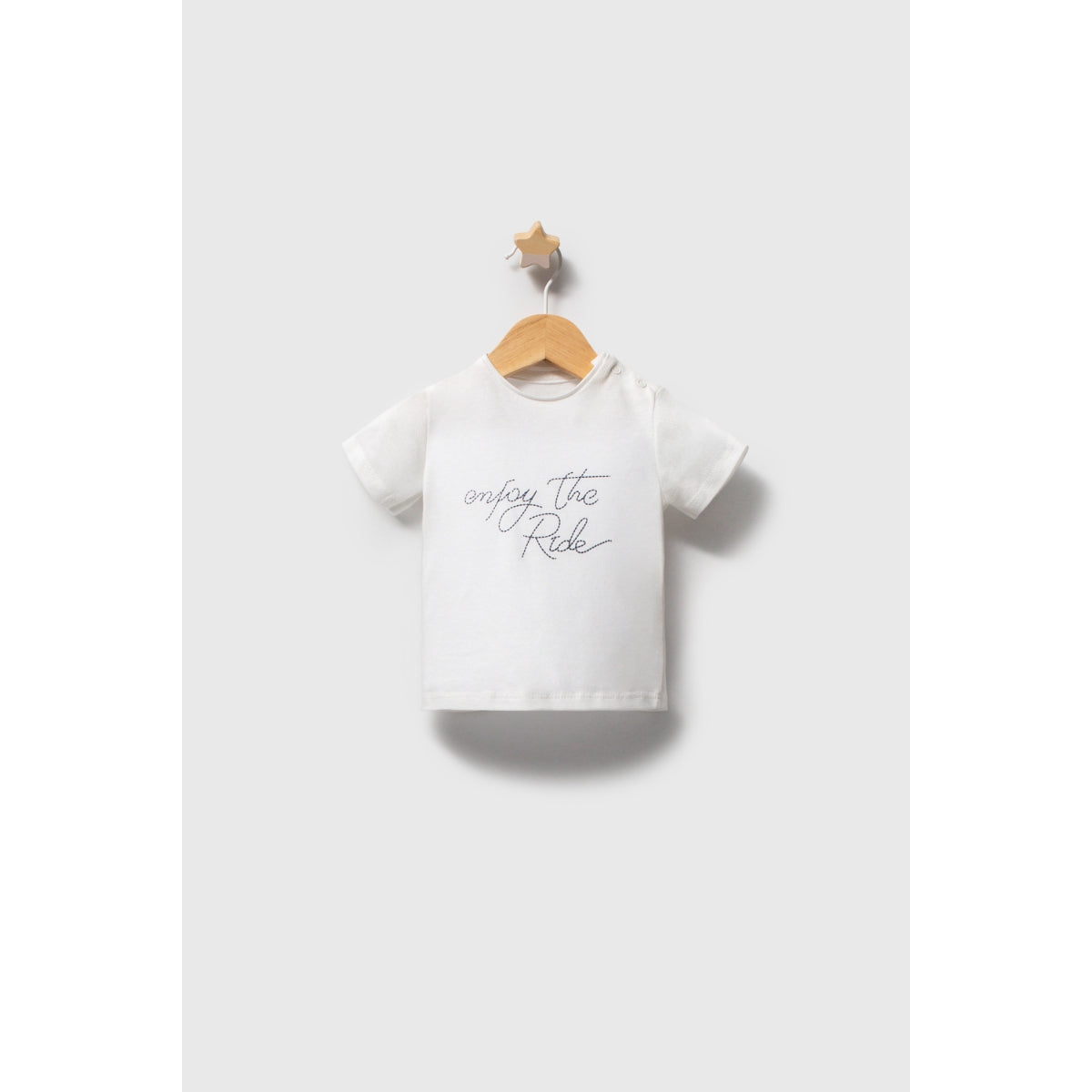 Baby Jungen Outfit Set – Jeansjacke, T-Shirt & Hose in Weiß-Blau (3-teilig)