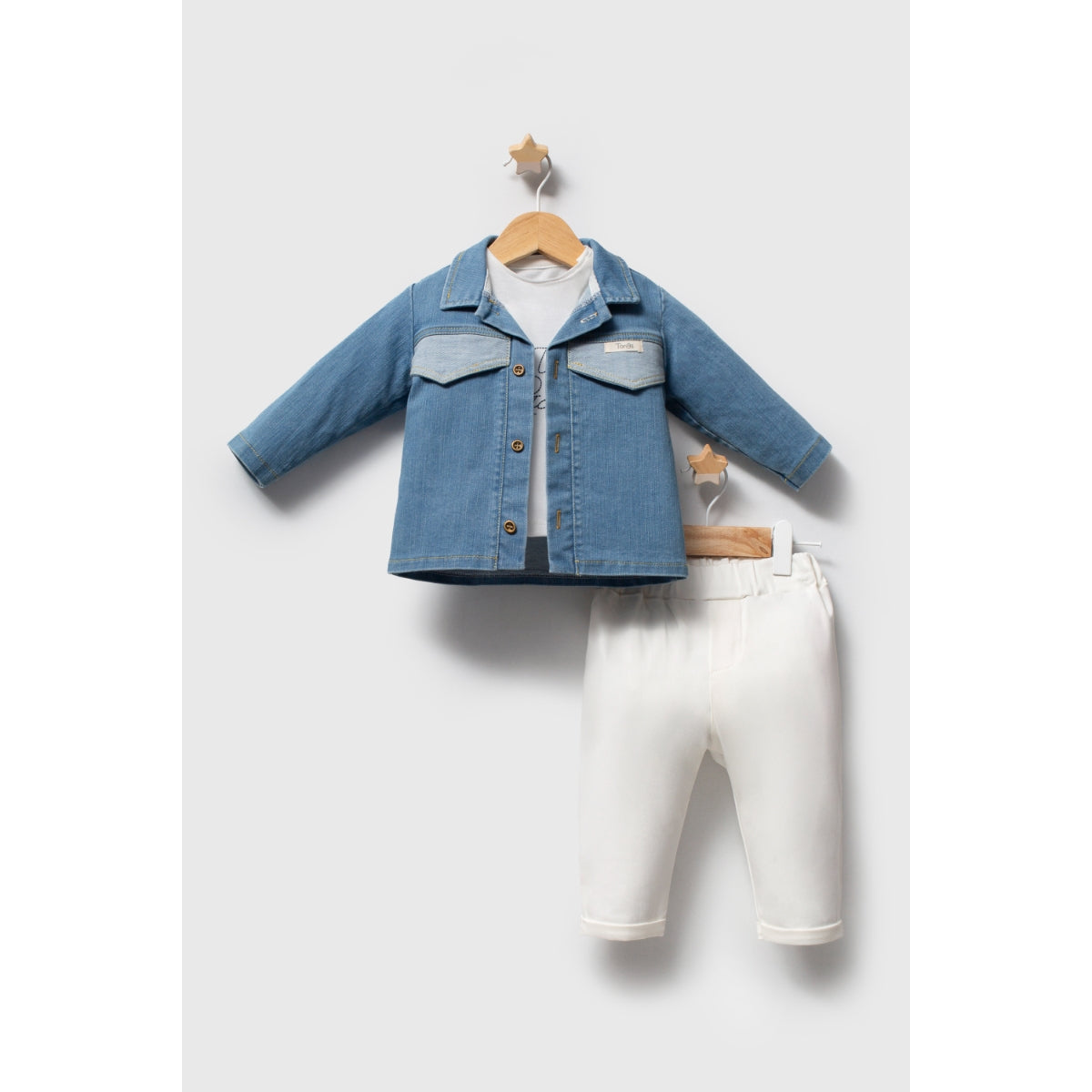 Baby Jungen Outfit Set – Jeansjacke, T-Shirt & Hose in Weiß-Blau (3-teilig)