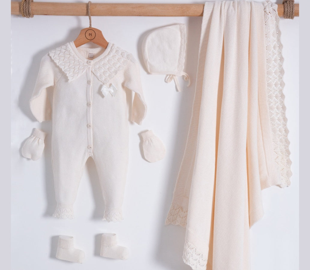 Edles Erstlingsset für Baby-Mädchen – 5-teilig | Strick | Decke inklusive