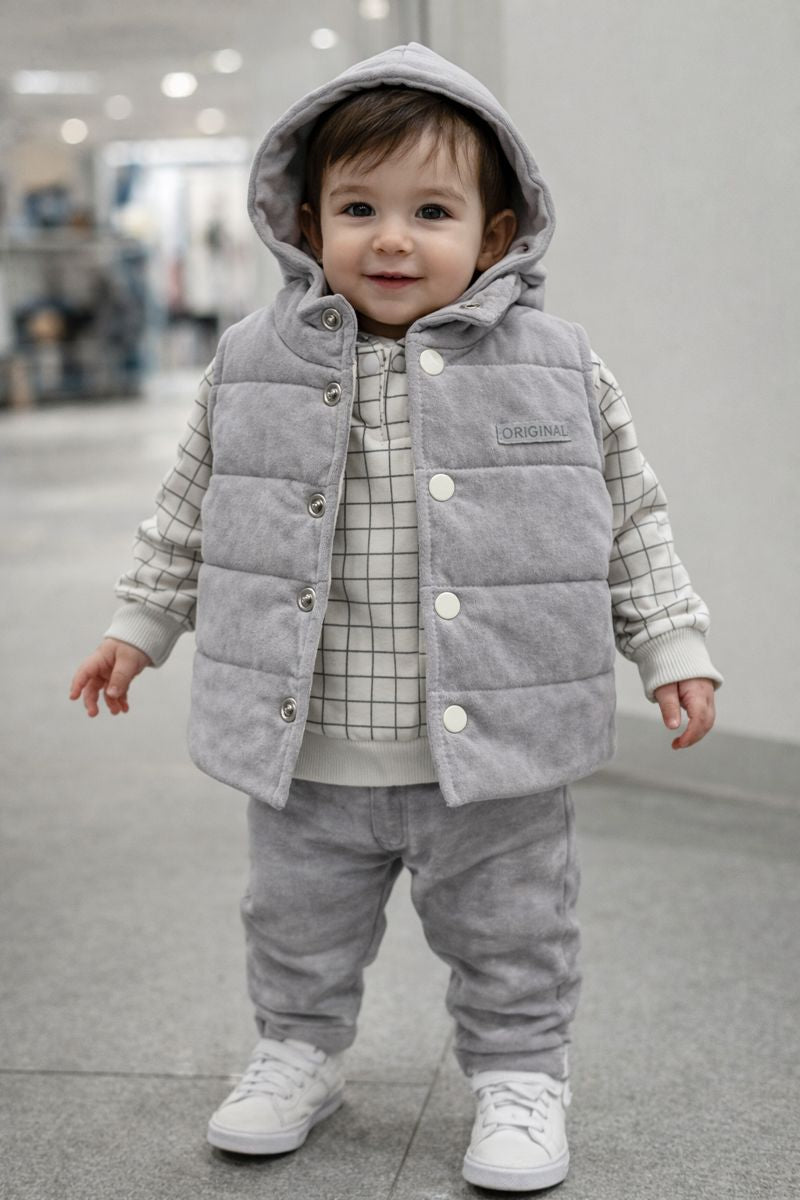 Stylisches Jungen-Outfit mit Weste – 3-teiliges Set | Hose, Langarmshirt & Steppweste