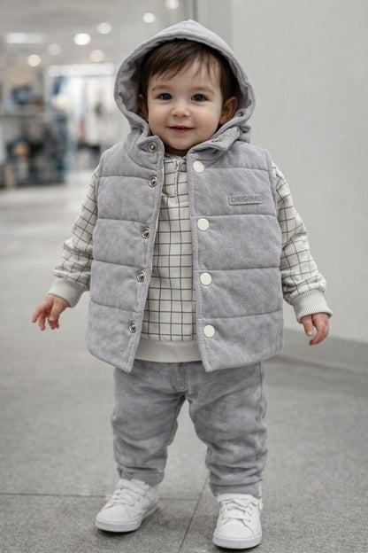 Stylisches Jungen-Outfit mit Weste – 3-teiliges Set | Hose, Langarmshirt & Steppweste