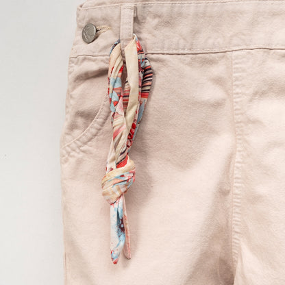 Mädchen Latzhose in Beige – mit Blumenstickerei & verstellbaren Trägern