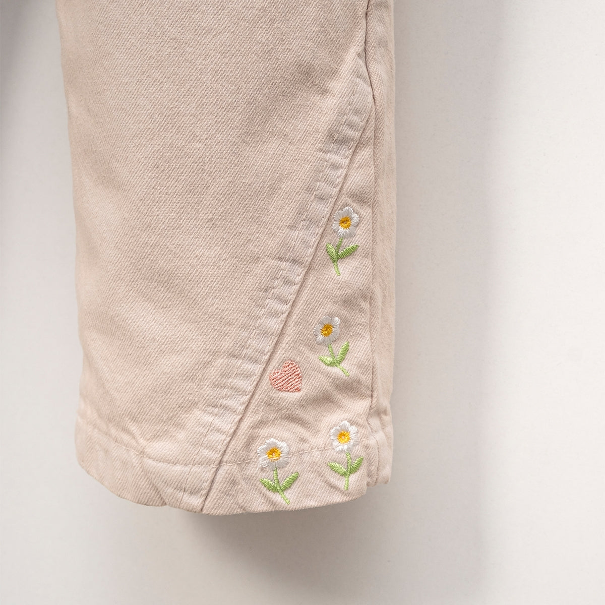 Mädchen Latzhose in Beige – mit Blumenstickerei & verstellbaren Trägern