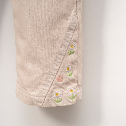 Mädchen Latzhose in Beige – mit Blumenstickerei & verstellbaren Trägern