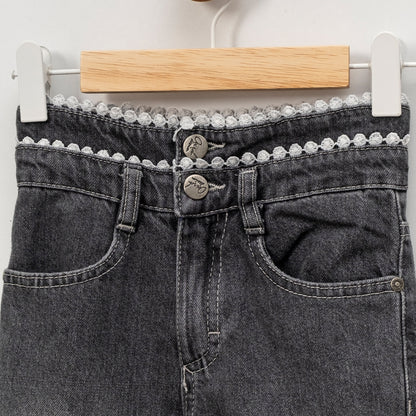 Mädchen Jeanshose in Schwarzgrau – hoher Bund mit Spitze & gerader Schnitt