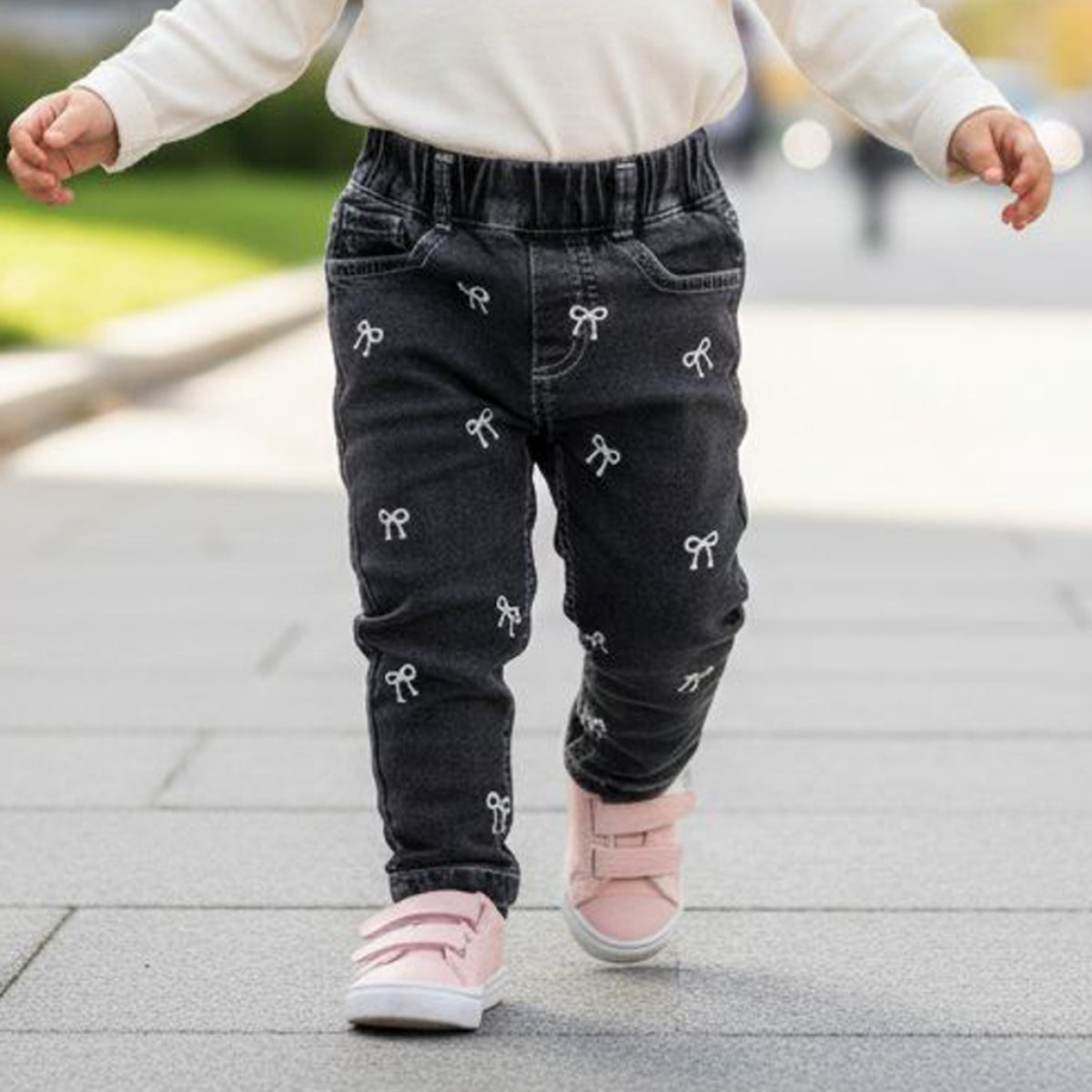 Süße Mädchen Jeans mit Schleifen-Stickerei | In 2 Farben erhältlich