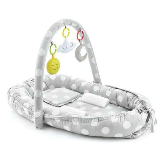 Babynest mit Spielbogen – Geborgen & sicher von Anfang an