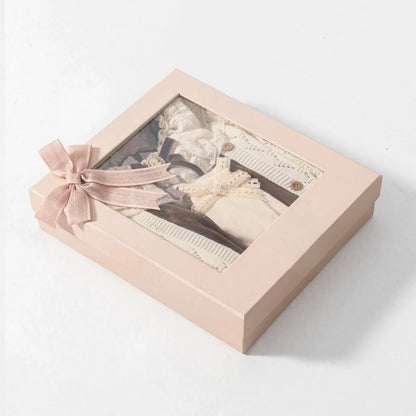 Elegantes Baby Mädchen Outfit Set | Kleid, Strickjacke & Socken 🎀 | Geschenkbox inklusive