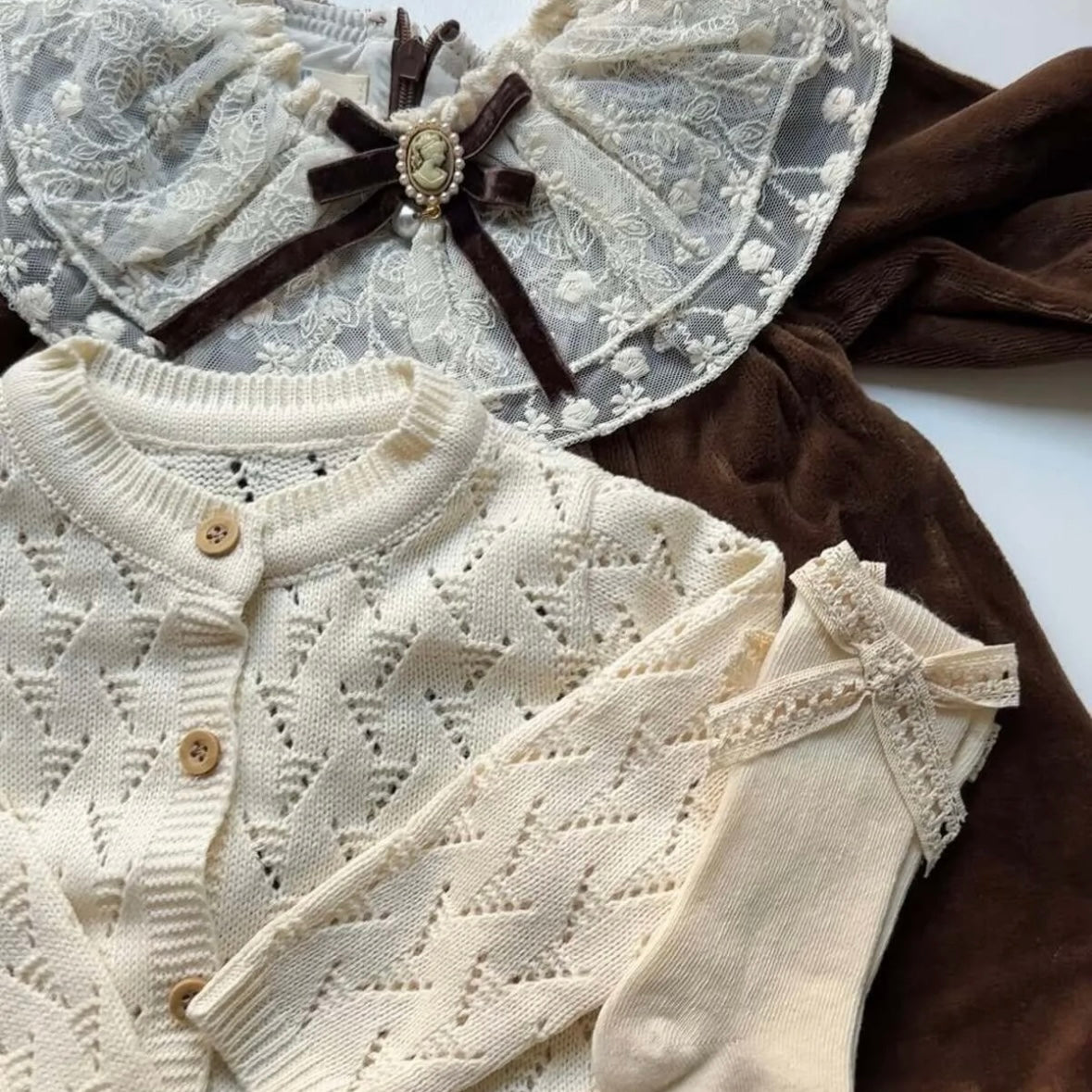 Elegantes Baby Mädchen Outfit Set | Kleid, Strickjacke & Socken 🎀 | Geschenkbox inklusive