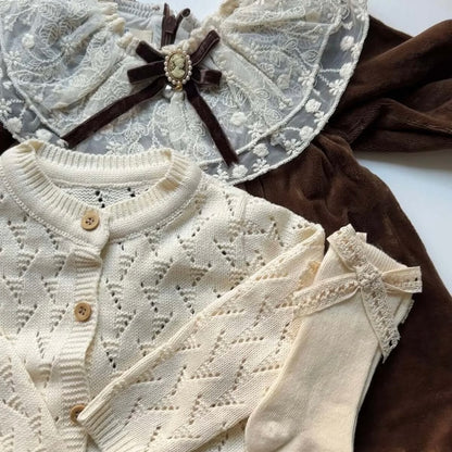 Elegantes Baby Mädchen Outfit Set | Kleid, Strickjacke & Socken 🎀 | Geschenkbox inklusive