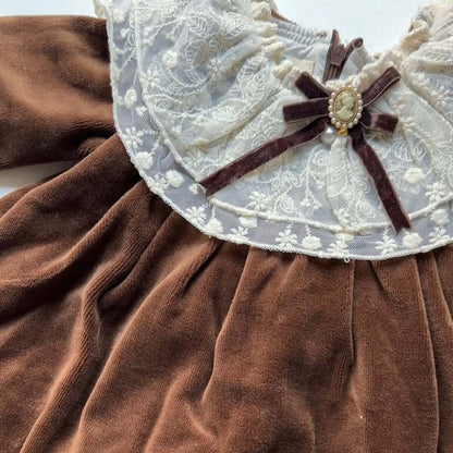 Elegantes Baby Mädchen Outfit Set | Kleid, Strickjacke & Socken 🎀 | Geschenkbox inklusive