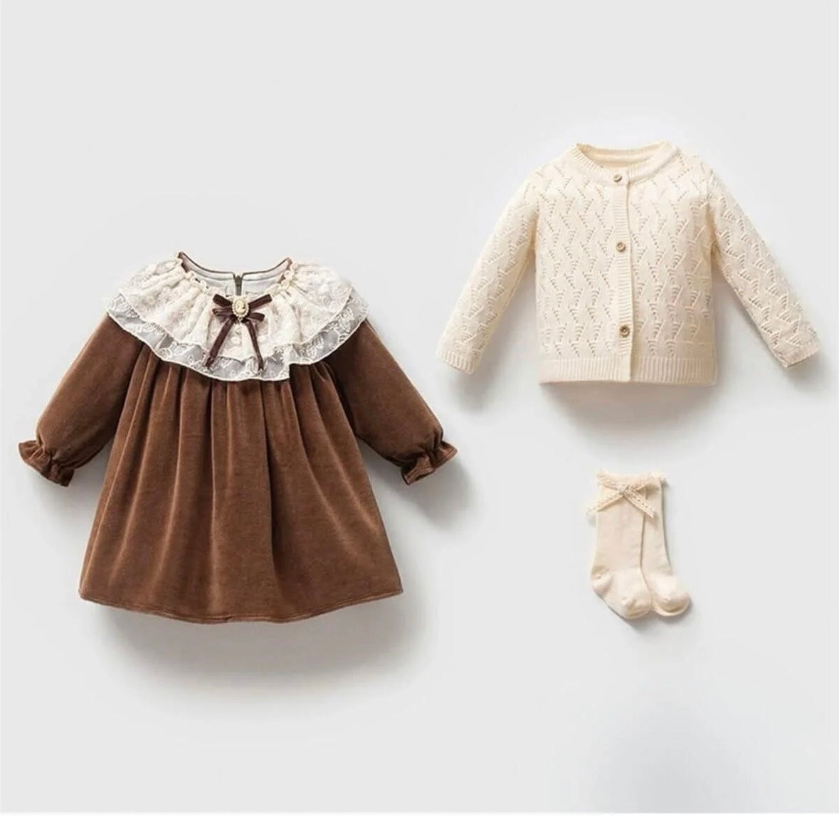 Elegantes Baby Mädchen Outfit Set | Kleid, Strickjacke & Socken 🎀 | Geschenkbox inklusive