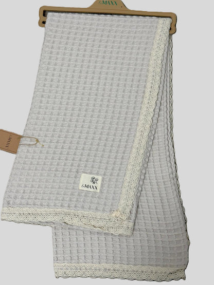 Weiche Babydecke in Beige mit Spitzenrand | Kuscheldecke für Neugeborene