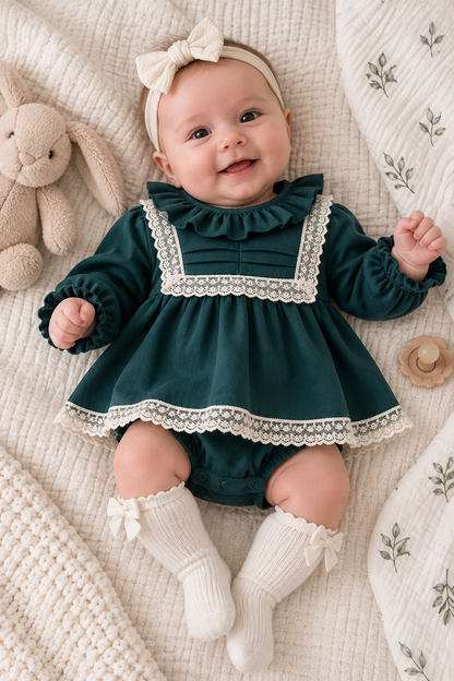 Elegantes Bodykleid für Babymädchen in Grün – mit passender Weste 🌿👗