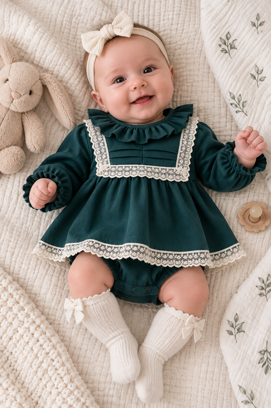 Elegantes Bodykleid für Babymädchen in Grün – mit passender Weste 🌿👗