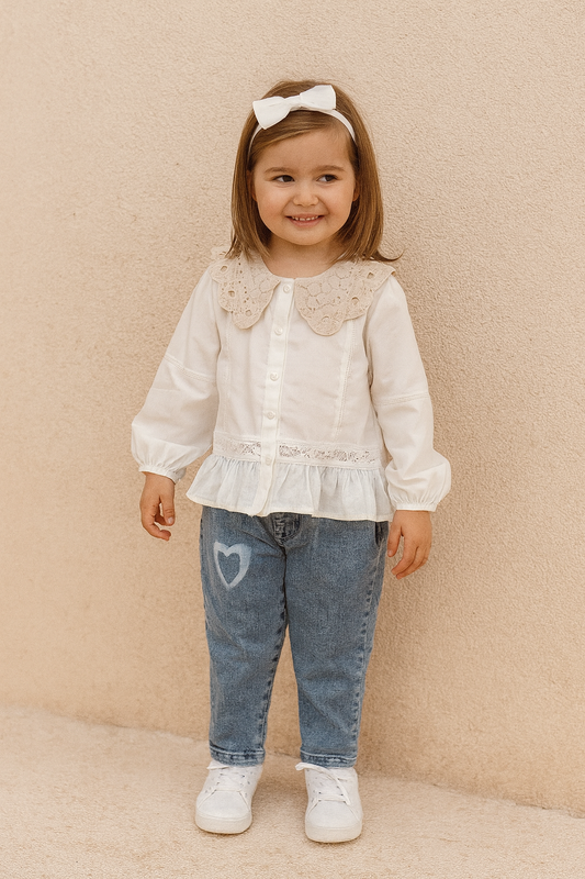 2-teiliges Mädchen Outfit – Bluse mit Spitze & Jeans mit Herz-Print