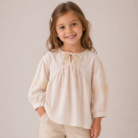 Zarte Mädchenbluse in Creme – verspieltes Design mit Spitze