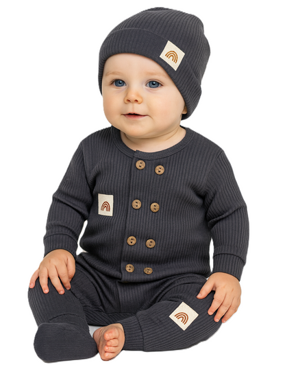 Baby Strampler – Dunkelgrau mit Holzknöpfen & Mütze