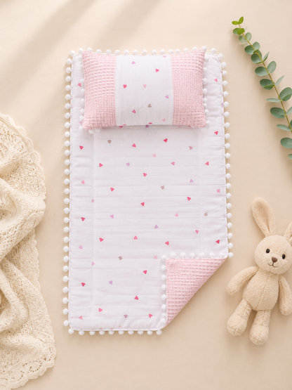 Wickelunterlage „Sweet Hearts“ – für Babymädchen | Mit Herzmuster & Kissen